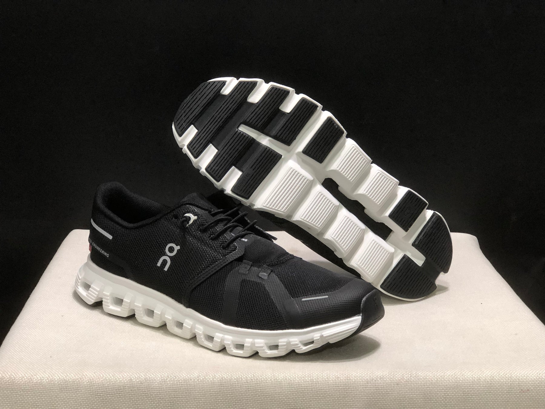 ON CLOUD 6 Preto